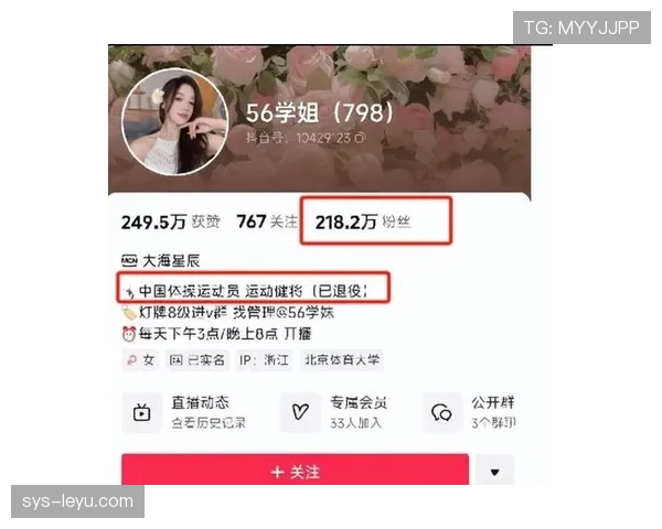 吴柳芳这身打扮像隔壁拎菜回家的阿姨，钱包气场却像刚刷爆信用卡，头皮发麻啊